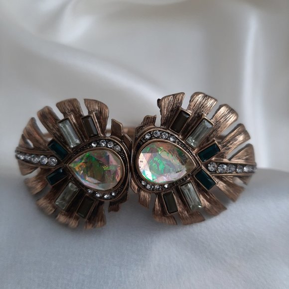 Vintage style bracelet.  Spring style opening. - Picture 2 of 10